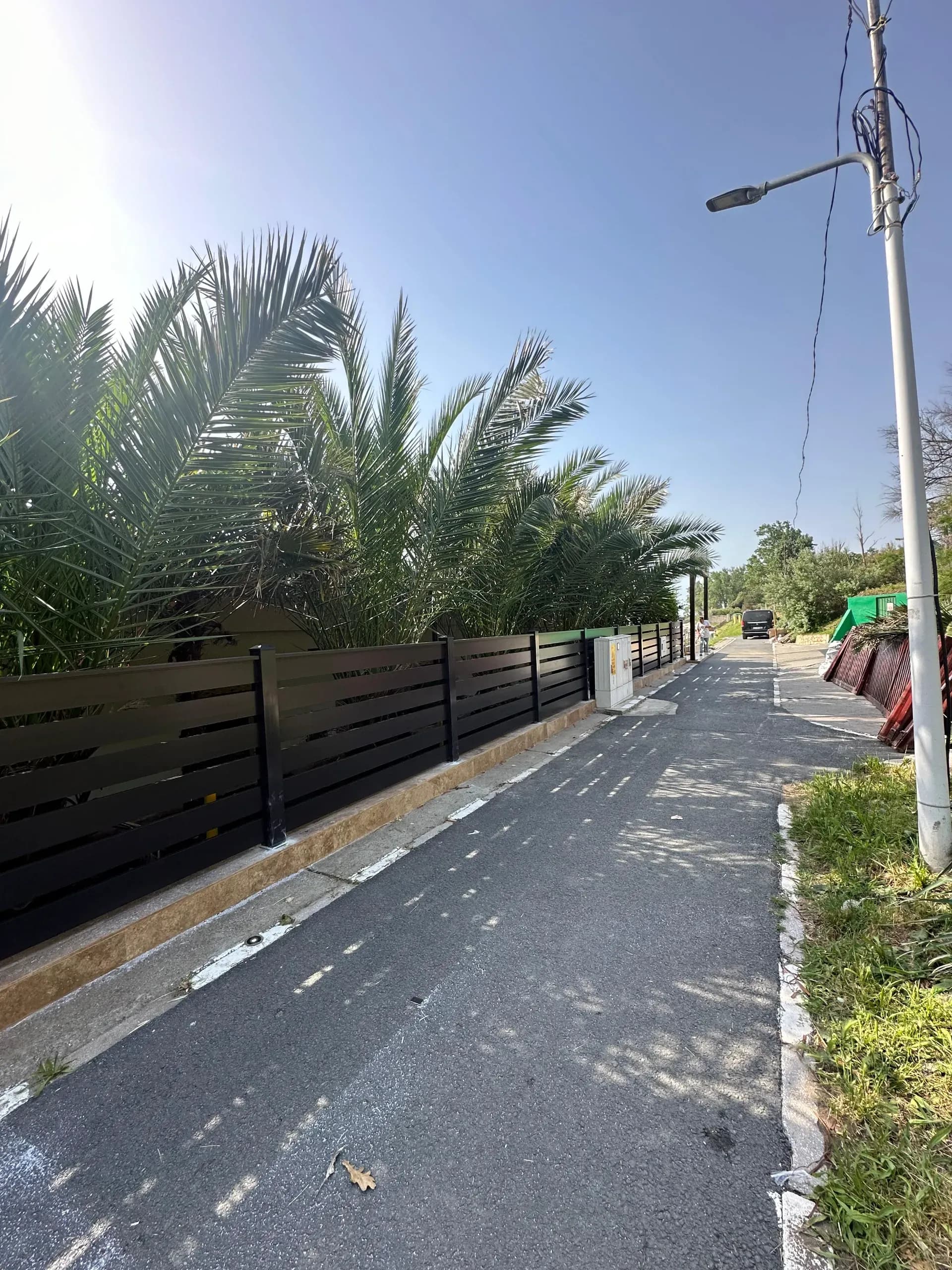 Slatted model aluminium fence — A lighter, open-surface design. Minimalist fence model suitable for garden or landscaping enclosure.