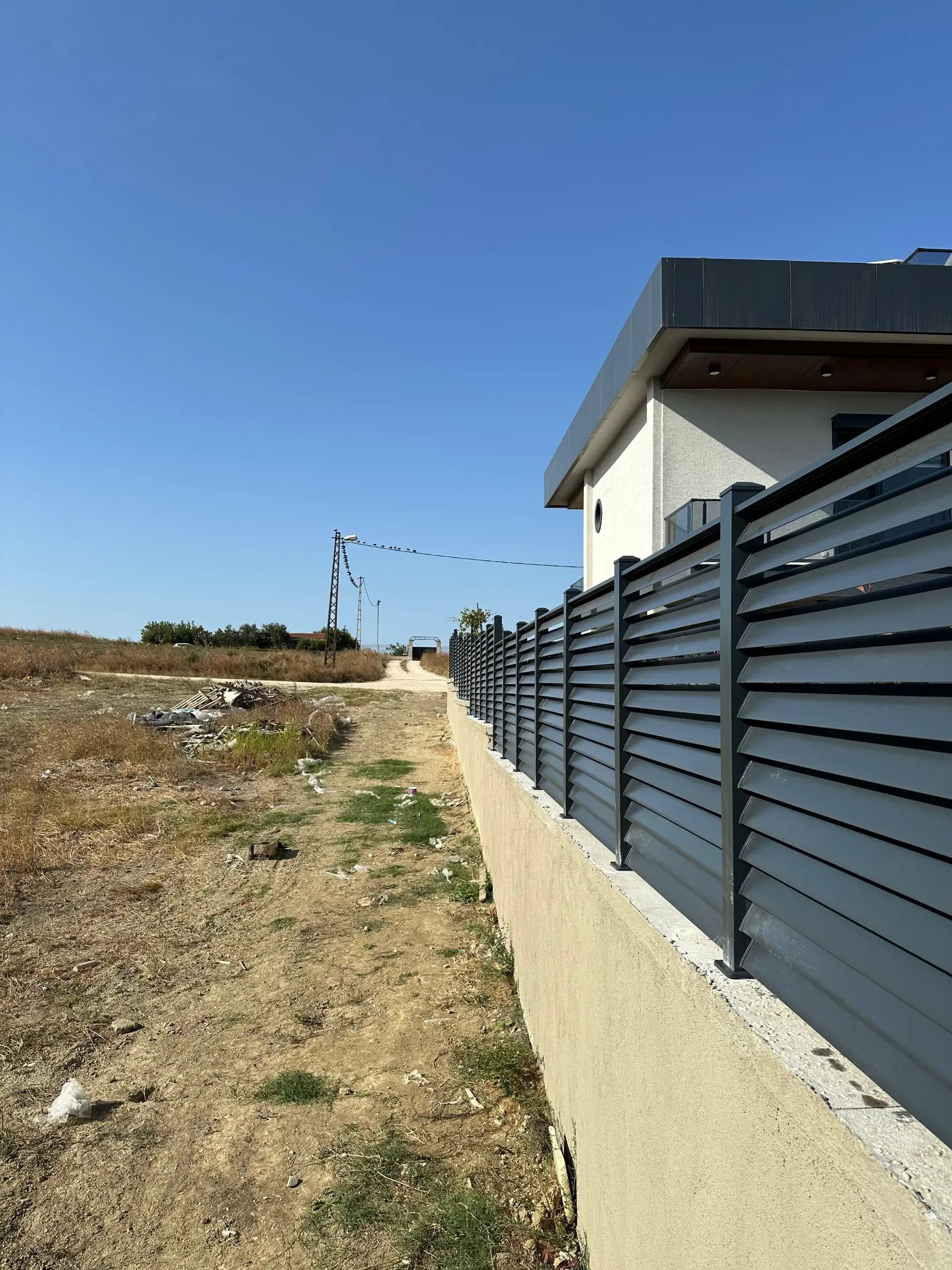 Pool perimeter aluminium fence — Louvered type